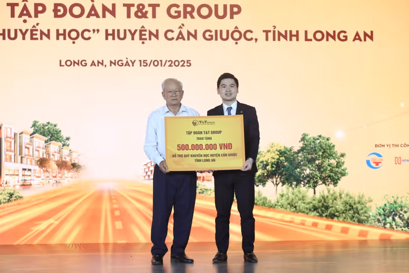 Ảnh 7_Trao biển ủng hộ Quỹ Khuyến học huyện Cần Giuộc.jpg