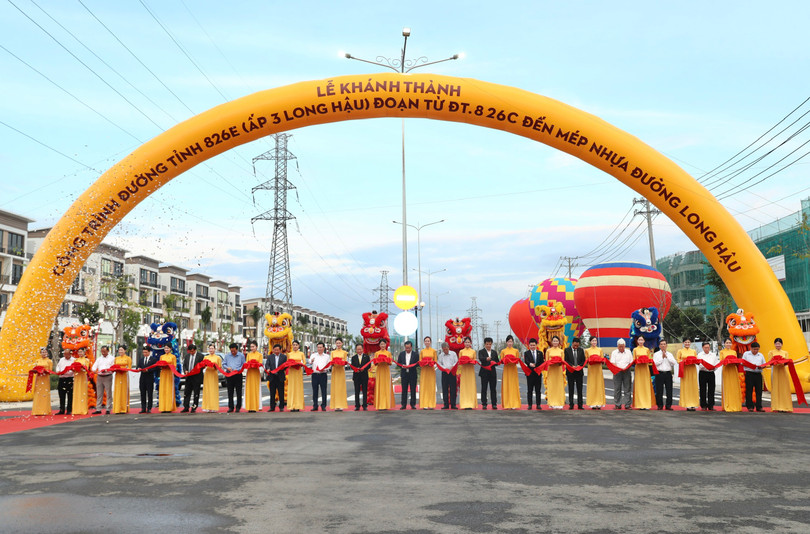 Ảnh 1_Đại biểu cắt băng khánh thành đường 826E.jpg