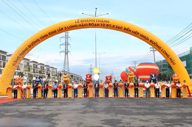 Ảnh 1_Đại biểu cắt băng khánh thành đường 826E.jpg