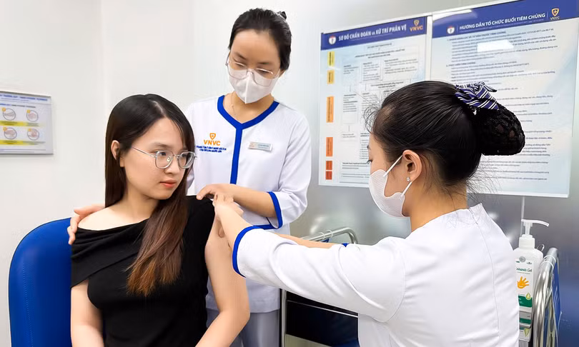 8 khach-tiem-vac-xin-tai-VNVC-6.jpg