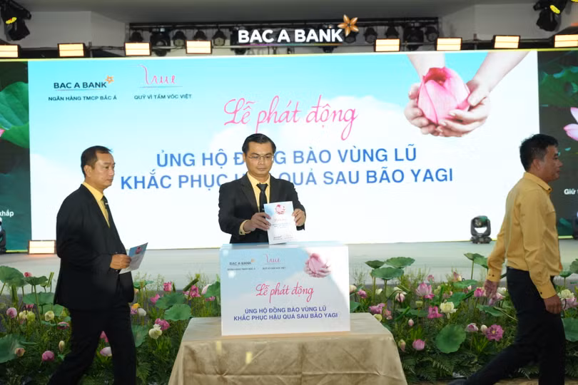CBNV BAC A BANK tích cực ủng hộ hỗ trợ đồng bào vùng bão lũ khắc phục hậu quả (1).JPG