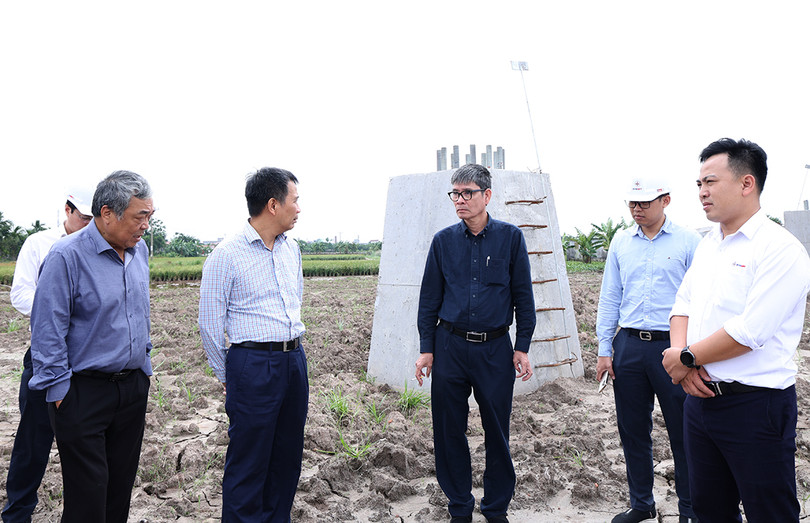 Lãnh đạo EVNNPT nghe nhà thầu cung cấp cột thép báo cáo tại vị trí đã hoàn thành thi công móng nhưng chưa có cột thép để dựng