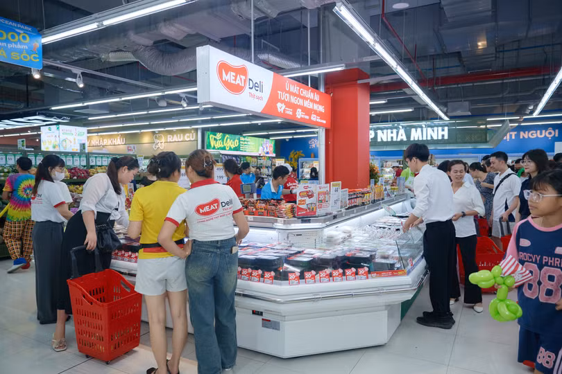 Quầy thịt tươi luôn thu hút đông đảo khách hàng.jpg