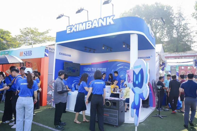 Gian hàng Eximbank hiện đại, trẻ trung, nổi bật giữa không gian Ngày hội Thẻ Việt Nam 2025