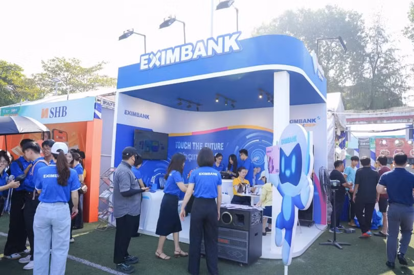 Gian hàng Eximbank hiện đại, trẻ trung, nổi bật giữa không gian Ngày hội Thẻ Việt Nam 2025