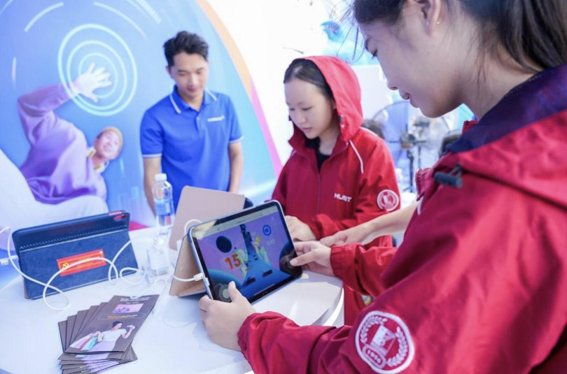 Nhiều khách trẻ hào hứng tham gia minigame nhận quà tại khu trải nghiệm Eximbank