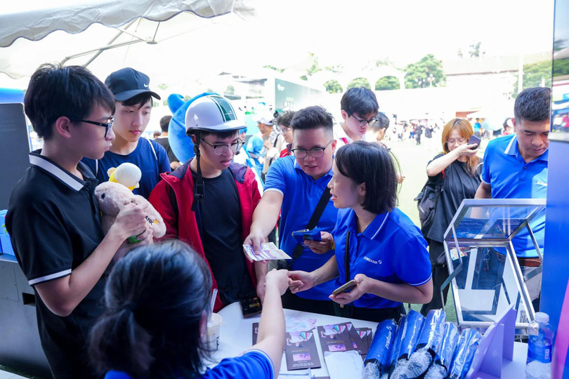 Đông đảo khách tham quan tìm hiểu sản phẩm thẻ và các dịch vụ số của Eximbank.