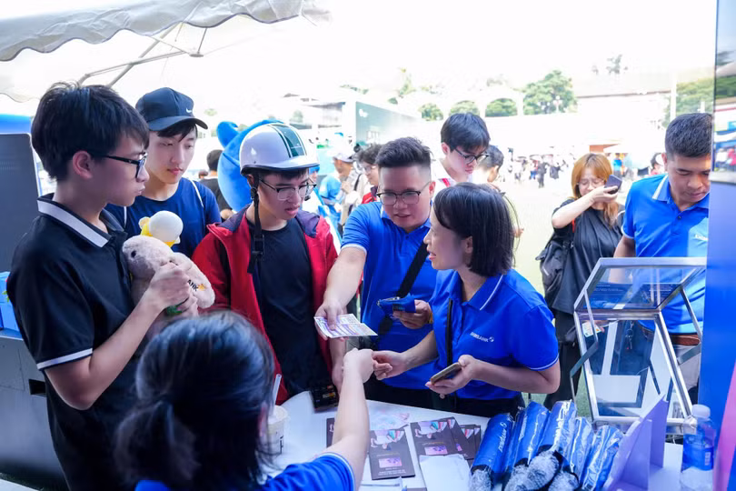 Đông đảo khách tham quan tìm hiểu sản phẩm thẻ và các dịch vụ số của Eximbank.