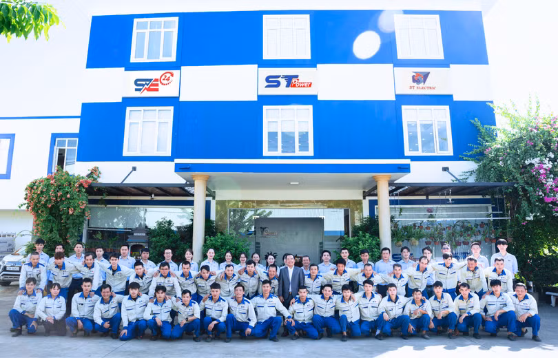 Hình ảnh tập thể.png