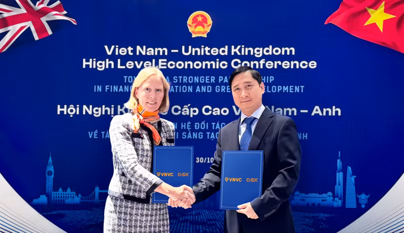 2-trao-van-kien-hop-tac-vnvc-GSK.png