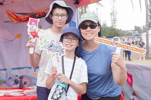 Người dân địa phương tranh thủ check-in và thử vận may với trò chơi tương tác ngay tại gian hàng Vietjet