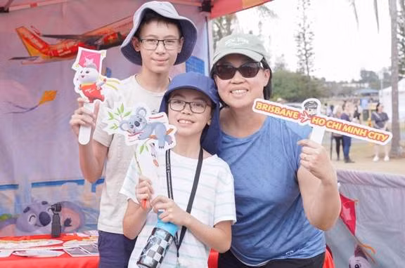 Người dân địa phương tranh thủ check-in và thử vận may với trò chơi tương tác ngay tại gian hàng Vietjet