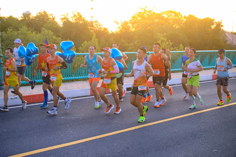 Hình 3_Cùng nhau sải bước đầy khoan khoái khi bình minh vừa lên giữa thiên nhiên rộng lớn là dấu ấn khó quên với hàng nghìn vận động viên.jpg