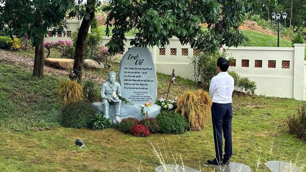 Bức tượng và bài thơ của liệt sĩ Bùi Năng Đắc trong khuôn viên khu di tích