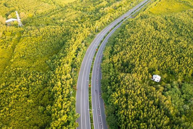 Cung đường diễn ra giải đấu xanh mướt đúng với cái tên “Lá phổi xanh” của TP.HCM. Cần Giờ được UNESCO công nhận là khu dự trữ sinh quyển thế giới đầu tiên của Việt Nam.