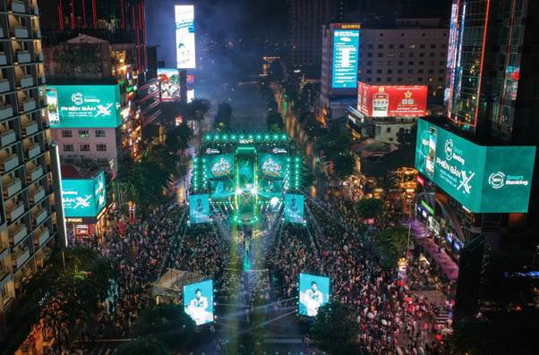 Hàng chục ngàn khán giả chìm đắm trong không gian âm nhạc - công nghệ BIDV Music Festival.