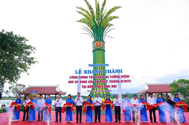 Các đại biểu thực hiện nghi thức cắt băng khánh thành.