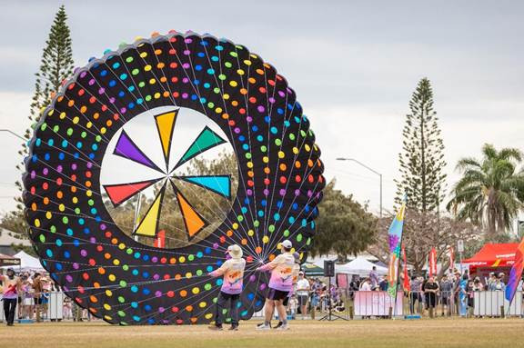 Người dân địa phương và khách quốc tế trầm trồ khi lần đầu nhìn thấy chiếc dù khổng lồ.