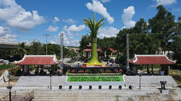 Công trình tôn tạo Khu tưởng niệm nơi hy sinh của 16 thanh niên xung phong (tháng 9/1972) tại Bến phà 2 Long Đại