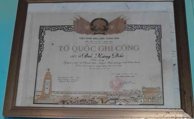Tấm bằng Tổ quốc ghi công của liệt sĩ Bùi Năng Đắc được treo trang trọng tại quê nhà. (Ảnh: Gia đình cung cấp)