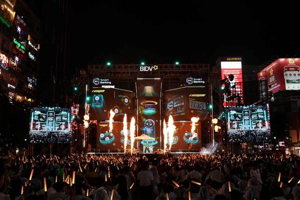 Sân khấu BIDV Music Festival với màn LED nổi bật giữa phố đi bộ Nguyễn Huệ.