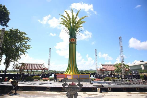 Điểm nhấn là Đài tưởng niệm mới, mô phỏng hình bó lúa gồm 16 bông cao 16 mét trên khối bệ hình ngôi sao