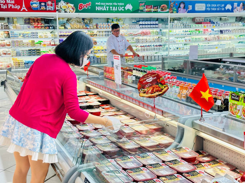 Khách hàng mua sắm mặt hàng thịt ủ mát MEATDeli tại siêu thị.jpg