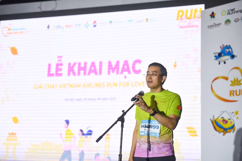 Ảnh 2_ Ông Đặng Ngọc Hoà - CT HĐQT VNA phát biểu tại lễ Khai mạc giải chạy Run For Love 2025 .JPG