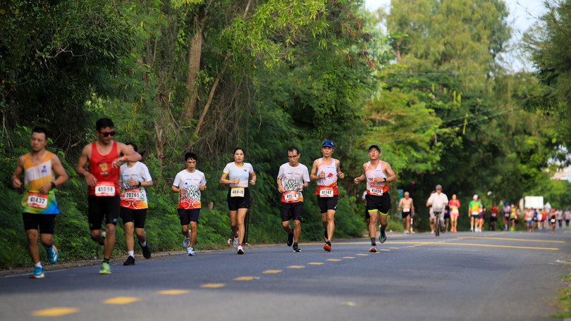 Hình 4_ Những bước chạy nhịp nhàng giữa rừng ngập mặn, lan tỏa năng lượng xanh phấn khởi.jpg