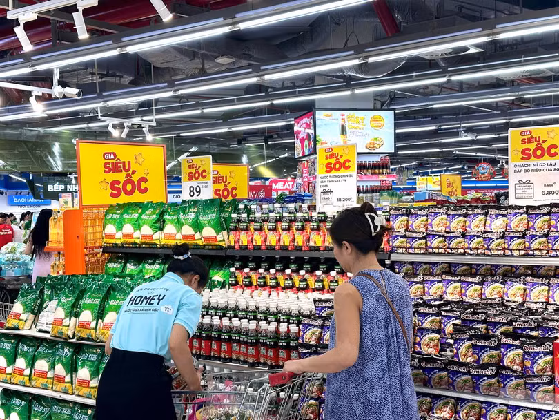 Đa dạng hàng hóa tại siêu thị WinMart.jpg