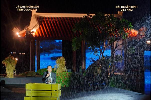 “Các anh chị ơi, Long Đại giờ đẹp lắm. Các bến phà đều rất yên bình, tất cả mọi người đều nhớ, đều biết ơn các anh chị nhiều lắm…”, MC Lại Văn Sâm khiến người xem lặng đi với lời chia sẻ đầy xúc động. Ảnh: VTV