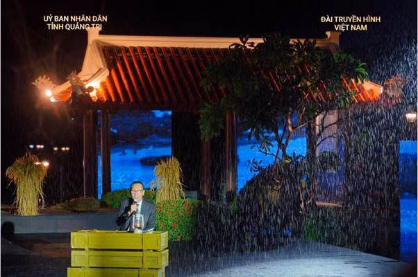 “Các anh chị ơi, Long Đại giờ đẹp lắm. Các bến phà đều rất yên bình, tất cả mọi người đều nhớ, đều biết ơn các anh chị nhiều lắm…”, MC Lại Văn Sâm khiến người xem lặng đi với lời chia sẻ đầy xúc động. Ảnh: VTV