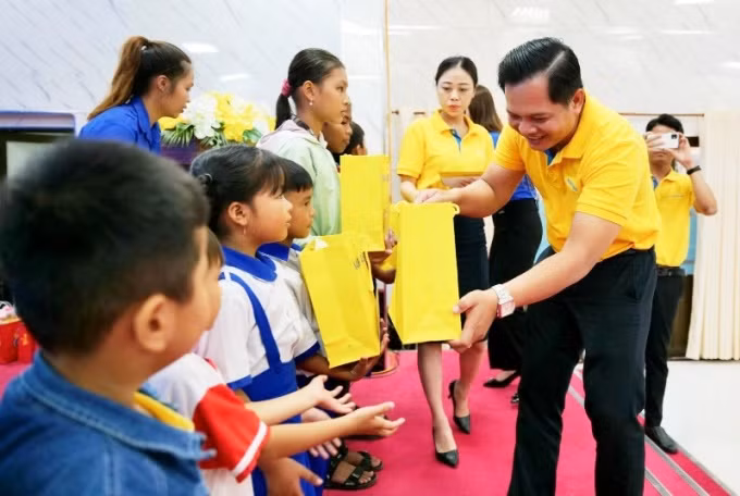 Những món quà ý nghĩa Nam A Bank trao tặng các em nhỏ trên địa bàn tỉnh Bình Phước.