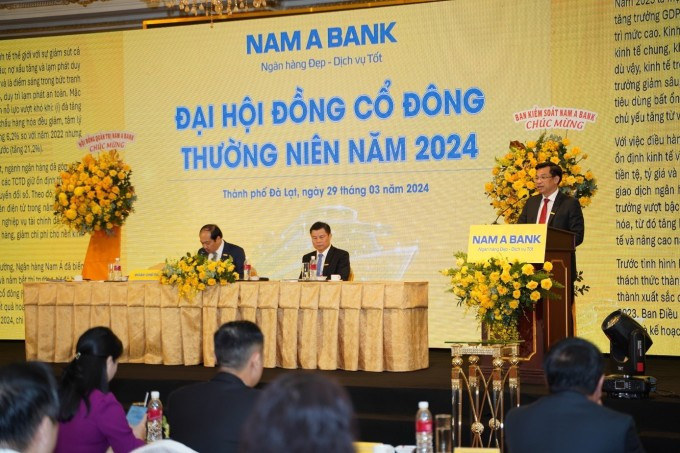 Ông Trần Ngọc Tâm (đứng) phát biểu tại Đại hội đồng cổ đông thường niên Nam Á Bank năm 2024.