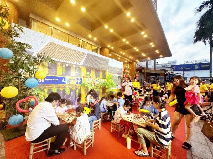 Phố đèn lồng đa sắc màu tại Hội sở Nam A Bank, số 201 - 203 Cách Mạng Tháng Tám, phường 4, quận 3, TP HCM, thu hút nhiều em nhỏ tham gia.