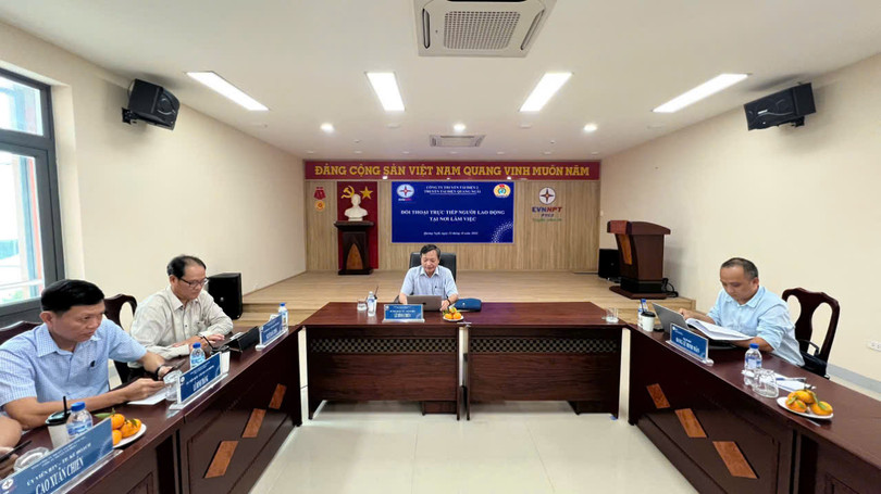 Ông Lê Đình Chiến đối thoại trực tiếp với người lao động tại TTĐ Quảng Ngãi.