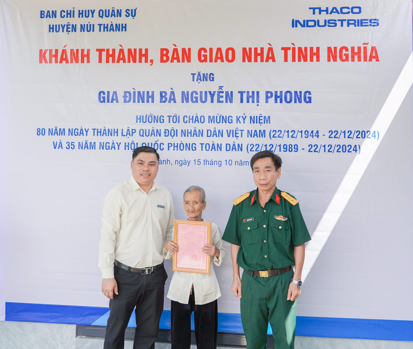 Trao quyết định bàn giao nhà tình nghĩa cho bà Nguyễn Thị Phong (xã Tam Sơn, huyện Núi Thành)