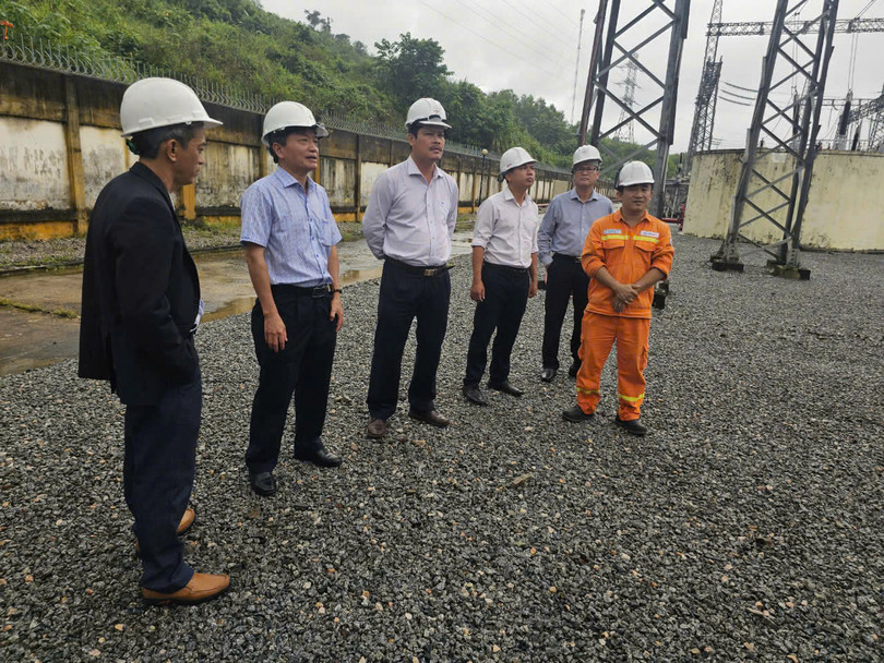 Ông Lê Đình Chiến kiểm tra tình hình vận hành tại Tổ TTLĐ Sông Tranh