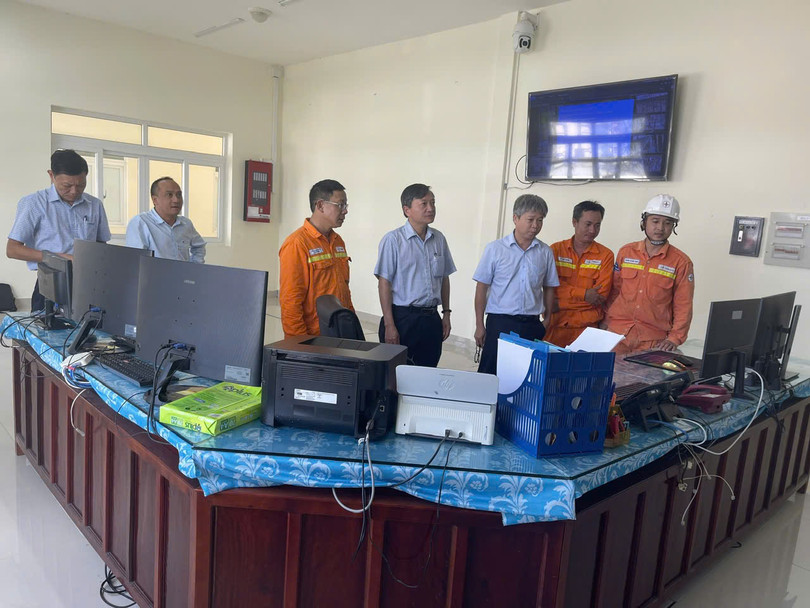 Ông Lê Đình Chiến kiểm tra tình hình vận hành tại Tổ TTLĐ Quảng Ngãi