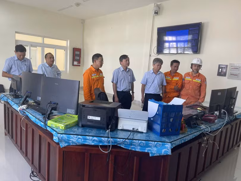 Ông Lê Đình Chiến kiểm tra tình hình vận hành tại Tổ TTLĐ Quảng Ngãi