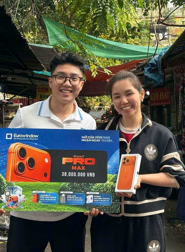 Khách hàng nhận iPhone 17 Pro Max 256GB- quà tặng trong chương trình khuyến mãi “Mở cửa hôm nay – Nhận ngay ưu đãi”
