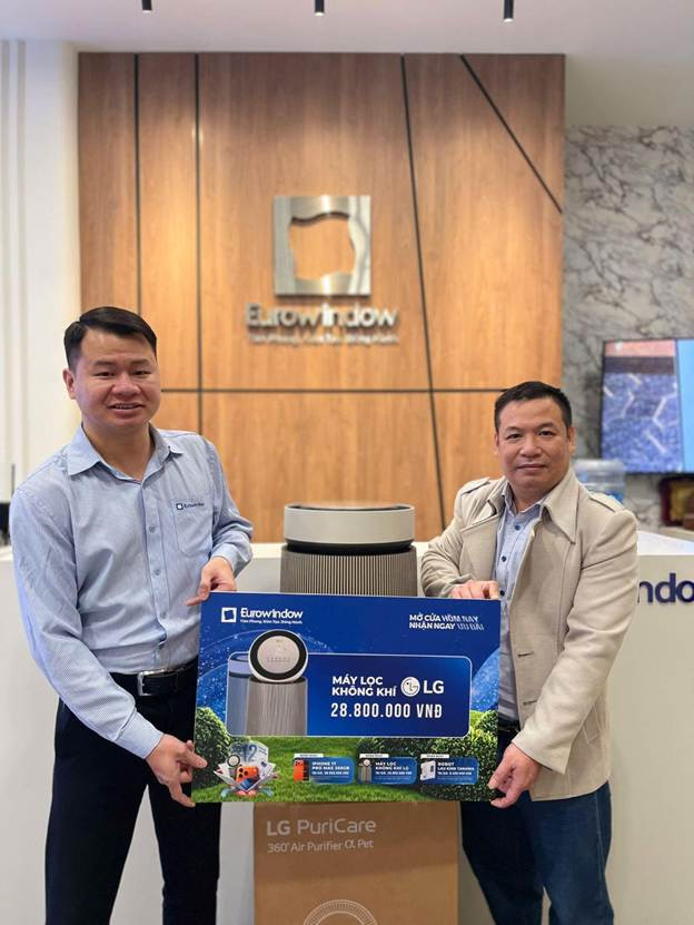 Khách hàng nhận máy lọc không khí LG trị giá gần 30 triệu đồng trong chương trình khuyến mãi cuối năm của Eurowindow