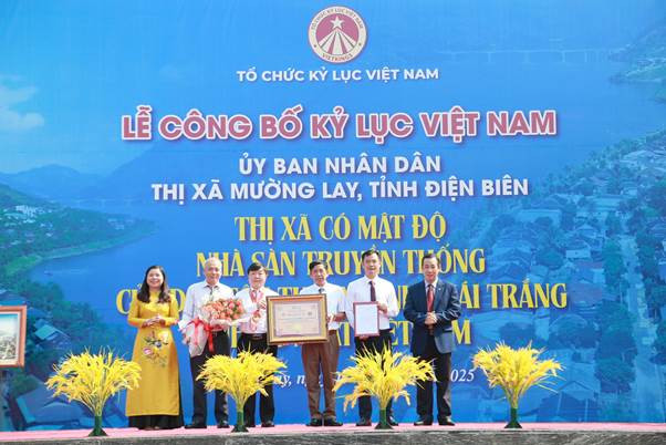 Mường Lay là một trong những vùng đất duy nhất tại Tây Bắc còn bảo tồn được hệ thống nhà sàn cổ truyền thống với mật độ dày đặc quy hoạch bài bản nhất Việt Nam