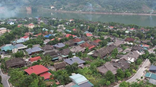 Khung cảnh nhà sàn truyền thống tại thị xã Mường Lay nhìn từ trên cao