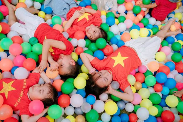 Trẻ nhỏ được vui đùa trong kì nghỉ lễ