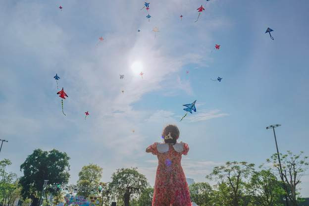 Hàng trăm con diều bay lên mang theo niềm vui, ước mơ của trẻ