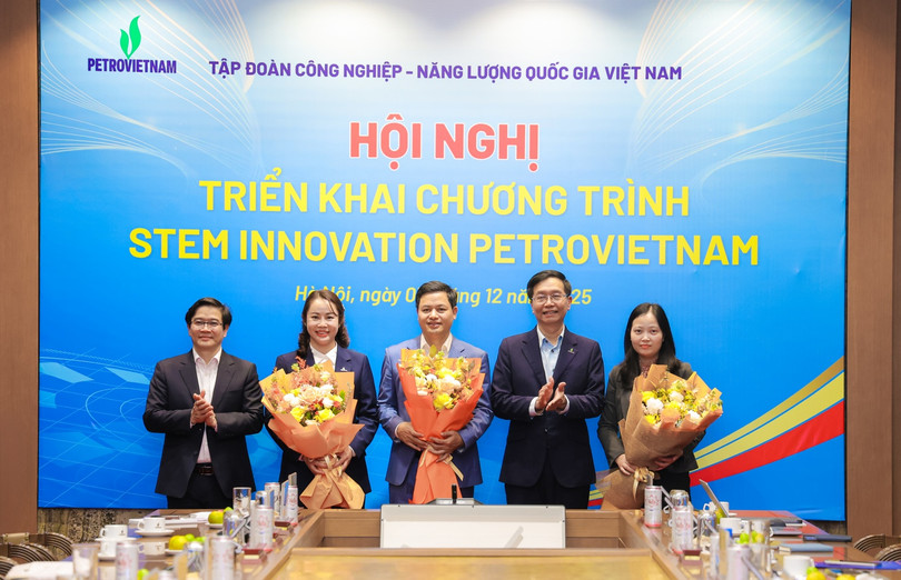 Đồng chí Trần Quang Dũng chúc mừng các thành viên Ban Chủ nhiệm Câu lạc bộ STEM Innovation Petrovietnam tại điểm cầu Hà Nội.
