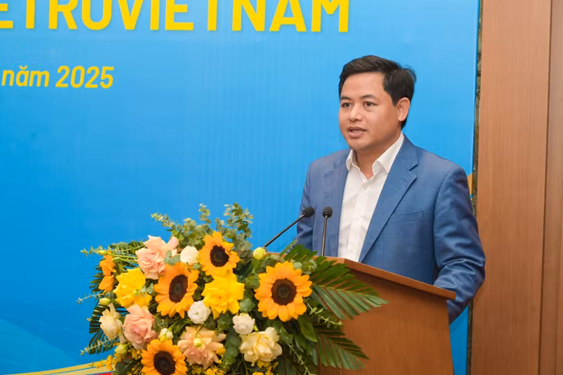 Hiệu trưởng THCS Cầu Giấy Lưu Văn Thông chia sẻ tại hội nghị