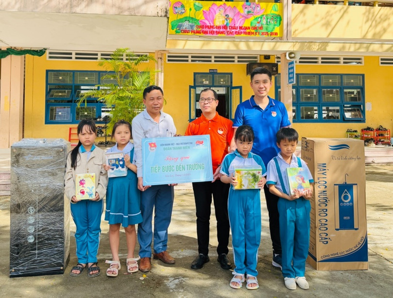 Trao tặng quà cho Thầy trò trường Tiểu học Nhơn Phú.