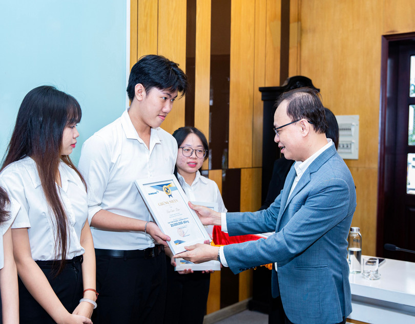 Trao hoc bong UEH 2025 (5).jpeg